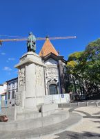 Denkmal für Zarco, dahinter Gebäude der Bank von Portugal