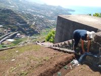 Eine Bäuerung leitet sich Wasser für ihre Gemüsepflanzen ab