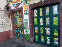 Kunstvoll bemalte Holztüren in der Altstadt von Funchal