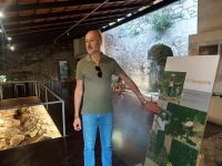 Jose erklärt uns die einstige Kalkproduktion