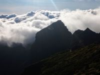 Dunkle Bergspitzen im Wolkenmeer