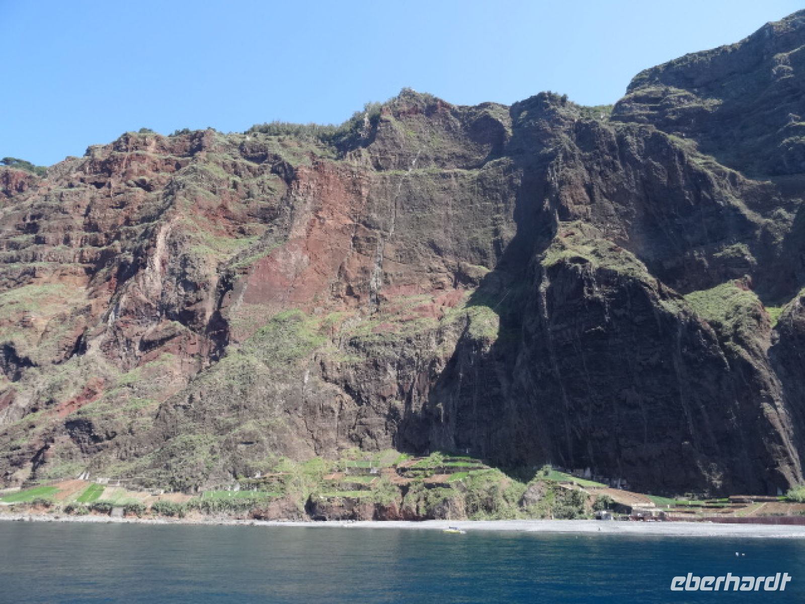 entlang der schroffen Küste vor Funchal mit der Santa Maria