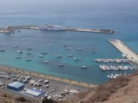 Blick vom Aussichtspunkt Portela auf den Hafen von Porto Santo