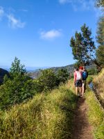 Unsere Reisegruppe geniest die Aussicht auf das Tal von Machico/Levada von Marocos Madeira