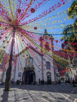 Bunt geschmückte Straßen in Ribeira Brava/Madeira