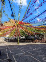 Bunt geschmückte Straßen in Ribeira Brava/Madeira