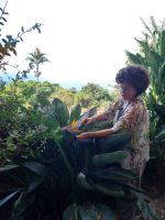 Teresa (RL) mit einer Strelizienblüte.jpg