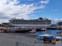 Kreuzfahrtschiff im Hafen von Funchal.jpg