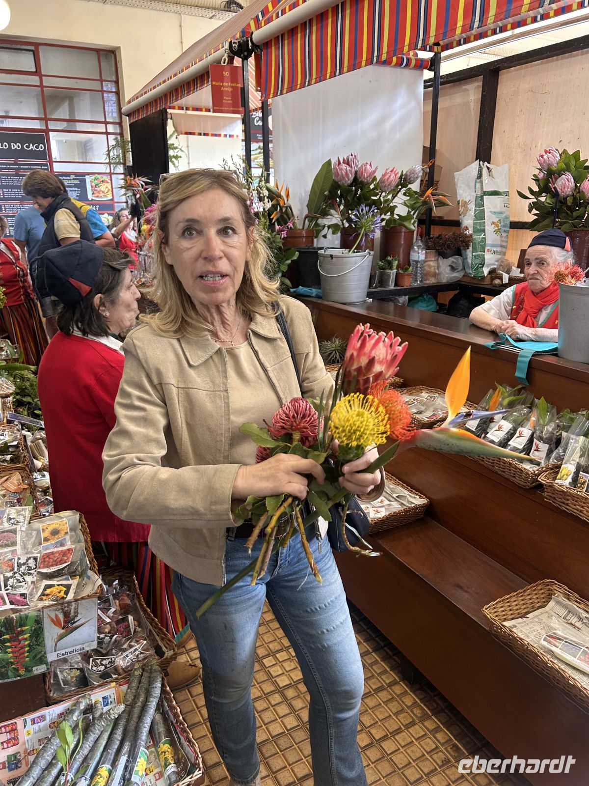 Paula weiht uns in die Welt der Blumen ein &ndash; &copy;  (Eberhardt TRAVEL)
