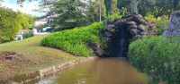 Grotte mit Wasserfall in Blandy´s Garden