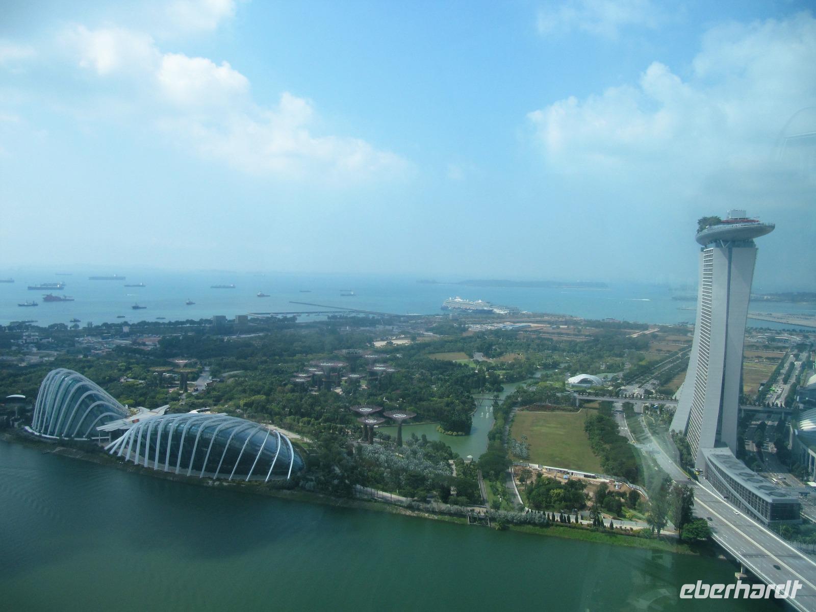 Blick auf das Marina Bay Sands Hotel und die Gardens by the Bay vom Singapur Flyer