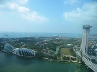 Blick auf das Marina Bay Sands Hotel und die Gardens by the Bay vom Singapur Flyer