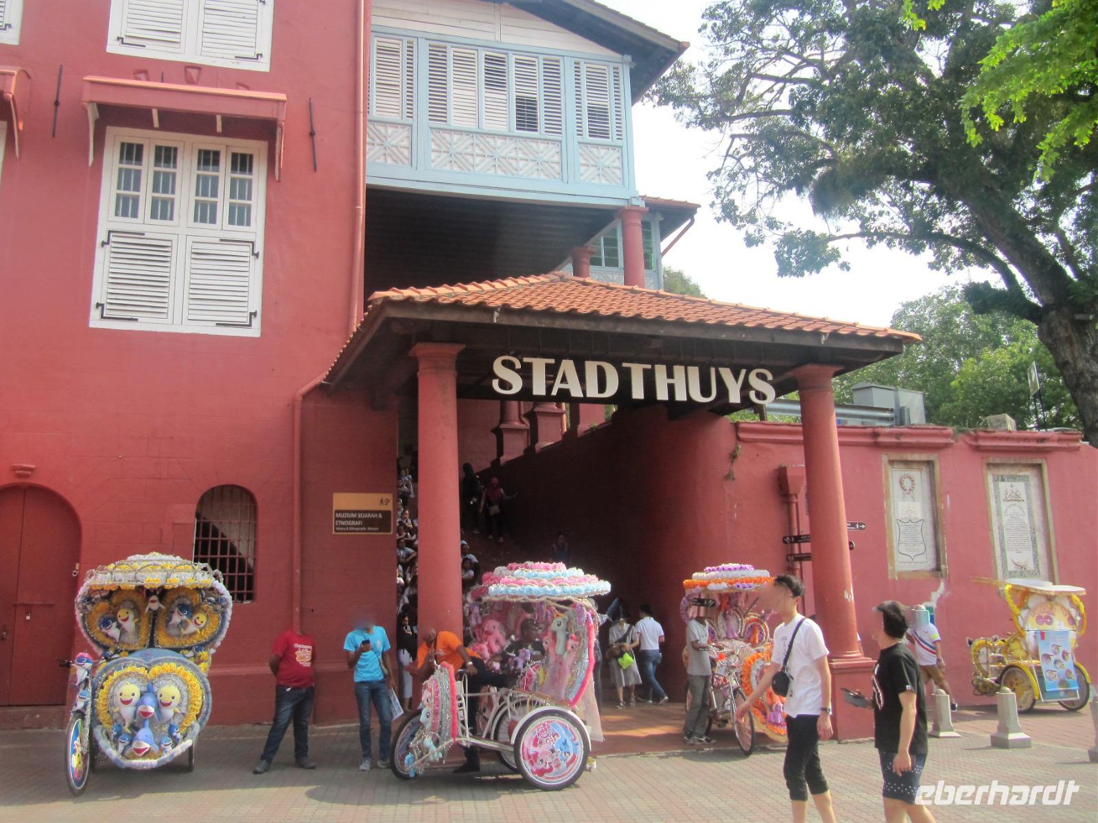 Bunte Rikshas vor dem Stadthuys in Melaka