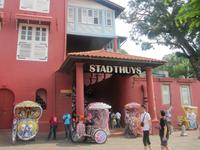 Bunte Rikshas vor dem Stadthuys in Melaka