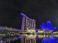 Singapur - Abendspaziergang (Marina Bay Sands Hotel mit Design- und Technologiemuseum bzw. ArtScience Museum)