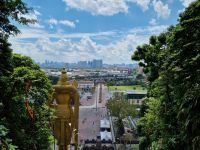 Kuala Lumpur - Batu Höhlen (Treppenaufgang mit Blick zur Stadt...)