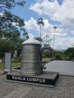 Kuala Lumpur, Bierkrug im Eingang von Besucherzentrum Royal Selangor