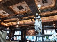 Bar im 'Batman House'