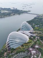 Blick auf die Flower Domes vom Marina Bay Sands