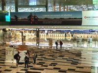 Riesige Ankunftshalle in Singapur am Flughafen