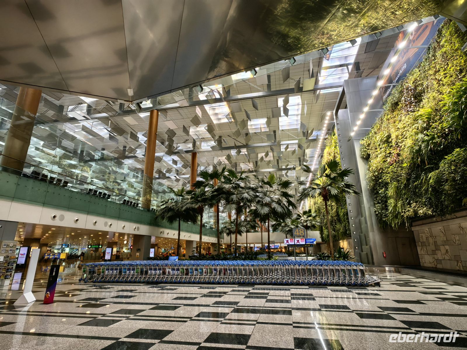 Riesige Ankunftshalle am Flughafen Singapur