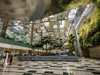 Riesige Ankunftshalle am Flughafen Singapur