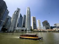 Man kann auch über den Singapur River mit dem Boot fahren 