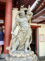 Vor dem Buddhistischen Tempel in Singapur in China Town