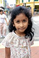 Kleine Inderin beäugt uns neugierig, Little India, Singapur