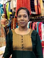 Eine Verkäuferin von Saris und indischen Gewändern fragt, woher wir kommen, Singapur