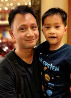 Im buddhistischen Tempel von Singapur werden wir neugierig beäugt