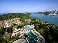 Freizeitpark auf der Insel Sentosa mit Blick auf die Stadt rechts im Bild
