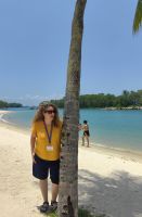 Reisebegleiterin Simone in Sentosa am Strand