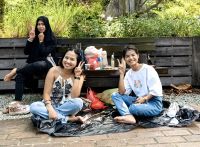 Birmesen beim Sonntagspicknick im Gewürzgarten von Singapur