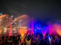 Die allabendlichen Wasserspiele am Marina Bay Sands Hotel in Singapur