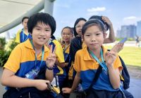 Wir werden von den Schulkindern bestaunt 