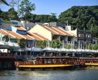 Mit solch einem Boot genießen wir eine Fahrt auf dem Singapur River
