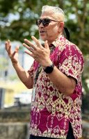 Unser malayischer Reiseleiter Zul spricht hervorragend deutsch und erklärt sehr bildreich