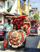 Mit diesen bunten Gefährten kann man durch das Jonkerviertel in Malakka fahren