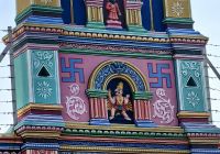 Hinduistischer Affengott Hanuman mit dem Swastika Symbol 