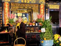 Im chinesischen Tempel von Malakka findet gerade eine Gebetszeremonie statt