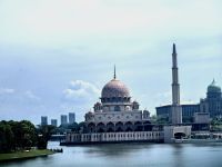 Die Putramoschee in Putrajaya ist vom Wasser umgeben