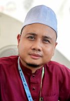 Wir werden in der Moschee herzlich vom Eintreiber der Zakat (sog. Armensteuer) begrüßt, Putrajaya