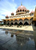 Innenhof der Putra Moschee in Putrajaya