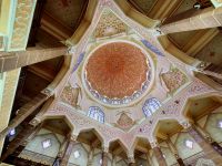Der Innenraum der großen Moschee von Putrajaya