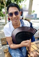 In der Hitze behelfen sich auch männliche Malayen mit einem Fächer, Putrajaya