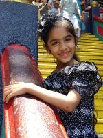 Süße kleine Inderin an den Batuhöhlen