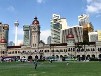 Sultan Abdul Samad Gebäude und dahinter der Fernsehturm von Kuala Lumpur