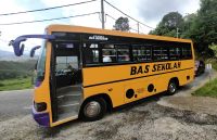 Um zur Teeplantage zu kommen, müssen wir einen kleinen Schulbus bemühen