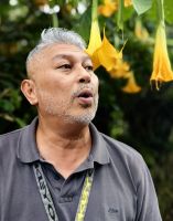 Zul erklärt uns, wie der Tee verarbeitet wird